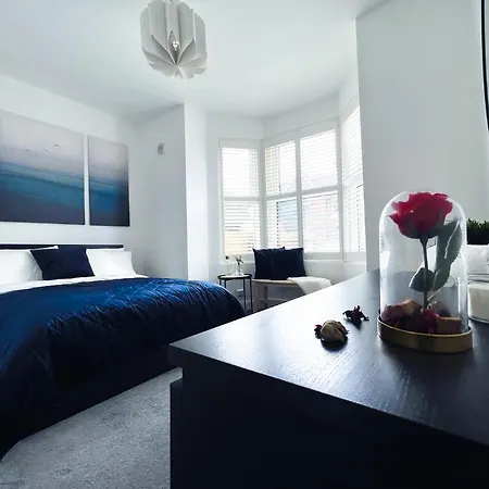 Stylish 3 Bed Flat With Garden Apartment